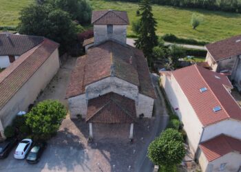 Vue aérienne de l'église de Villette-sur-Ain