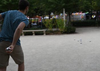 Homme jouant à la pétanque